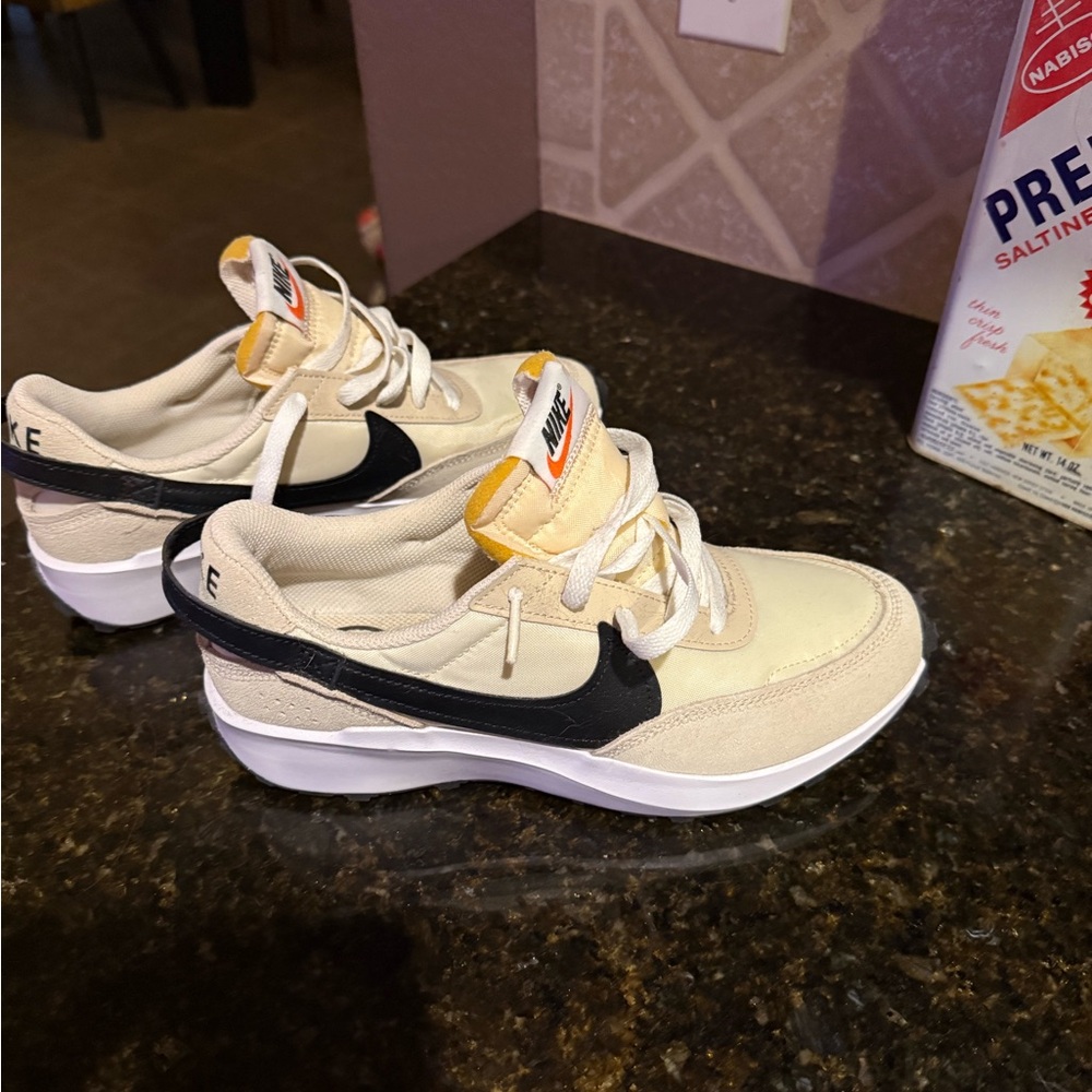 Nike Women’s Waffle Debut Shoe Size 8.5